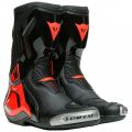 dainese_torque_3_out_black_fluo_red_boots_stiefel_bottes_botas_laarzen_botlar_motorgearstore_1.jpg